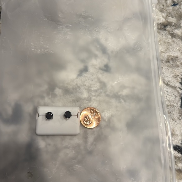 Elegant Black 2CT Stud Earrings - Picture 4 of 4